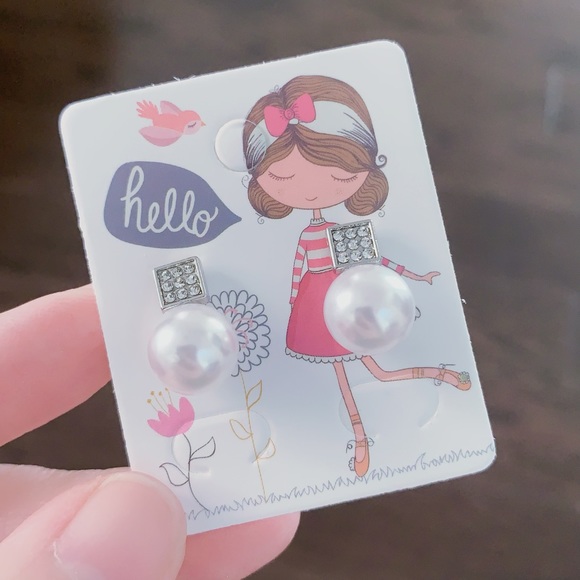 NEW Faux Pearls Pendant Necklace & Stud Earrings Set - Picture 2 of 6